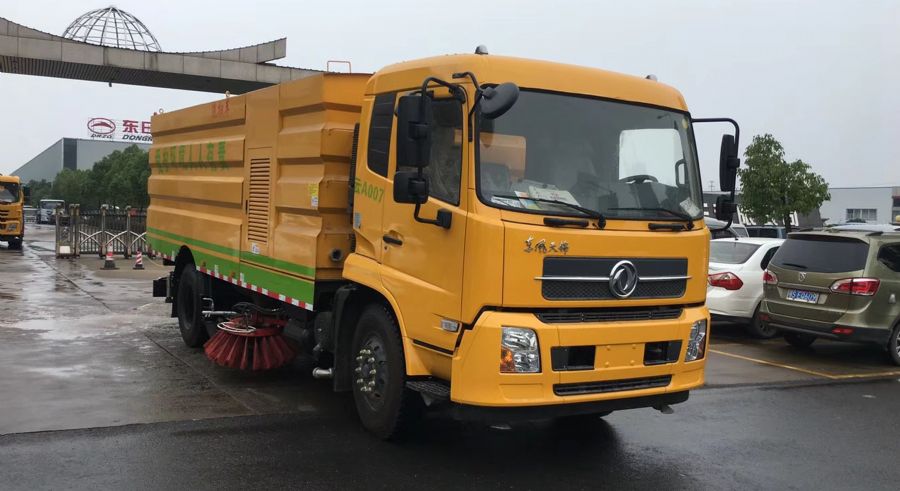 東風(fēng)天錦新款駕駛室洗掃車