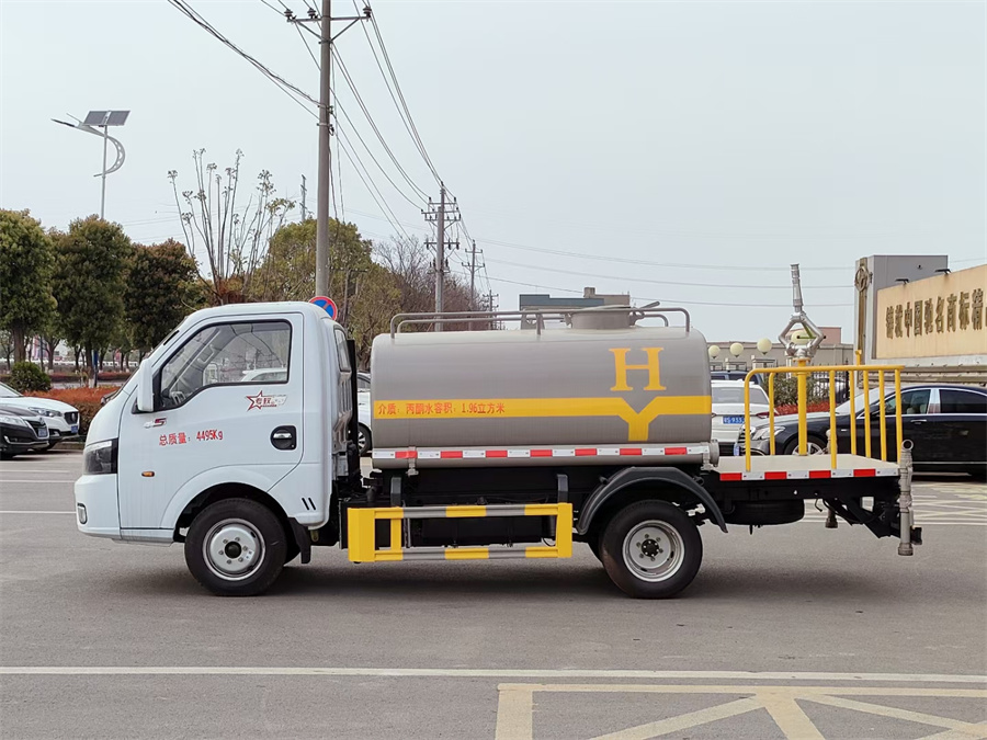 東風途逸2方藍牌灑水車